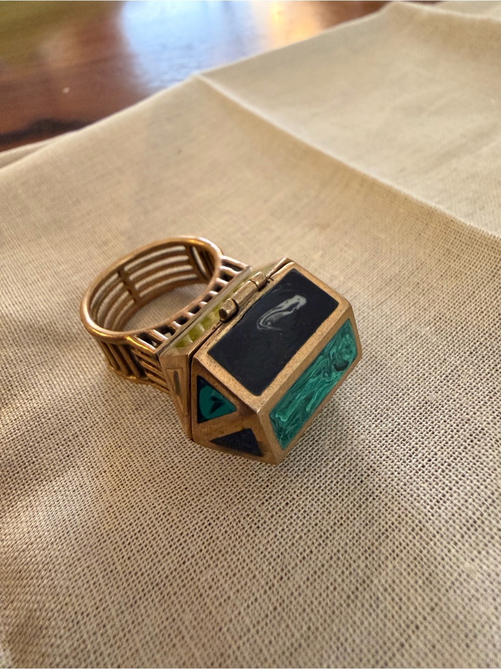 Vintage Secret Compartment Snuff Ring with Geometric Gemstone Inlay - Picture 7 of 8